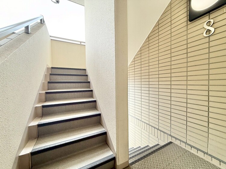 その他 共用部の階段です。明るく清潔に管理されています。