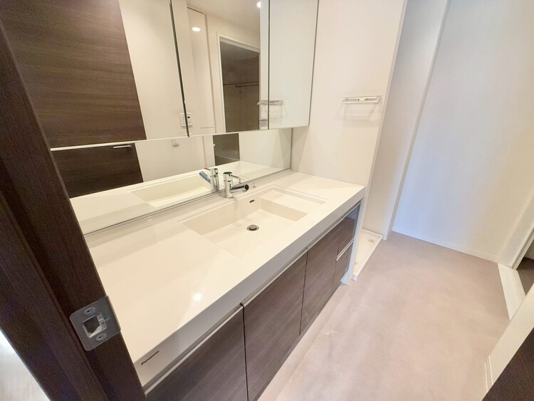 その他 清潔感を感じられる洗面化粧台。