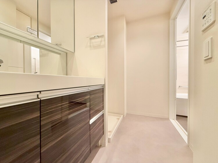 その他 十分な広さの脱衣所。