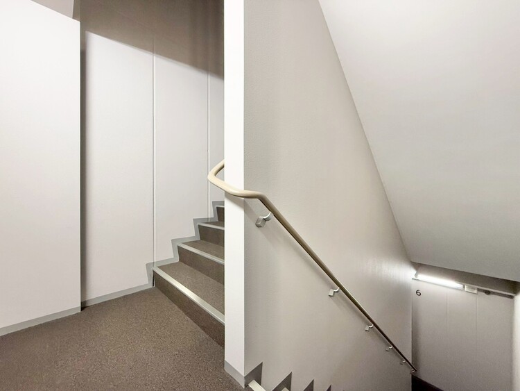 その他 共用部の階段です。明るく清潔に管理されています。