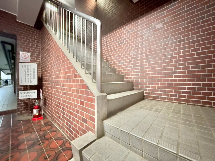 その他 共用部の階段です。明るく清潔に管理されています。