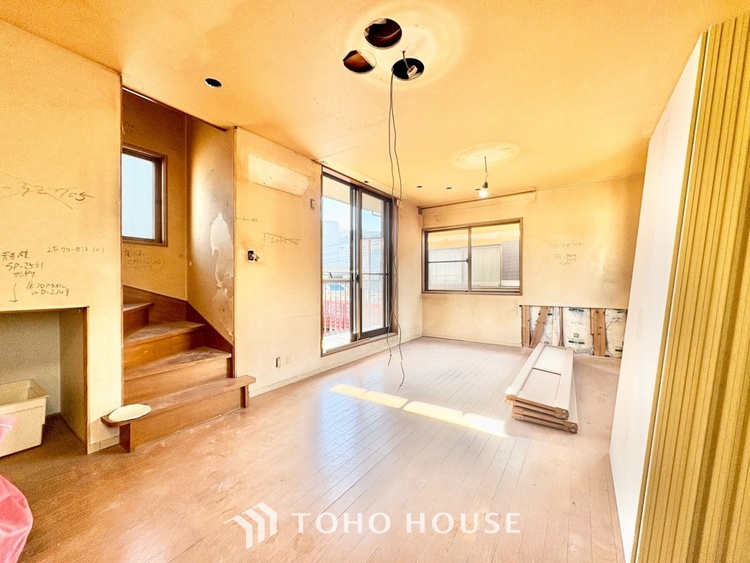 内装 【時を忘れる場所】ここにはみんなが集い、食事と楽しい会話が始まる。話に夢中になりすぎて、ついつい時を忘れ夜半過ぎになってしまう。そんな束の間の幸せを感じさせてくれる場所でありたい。