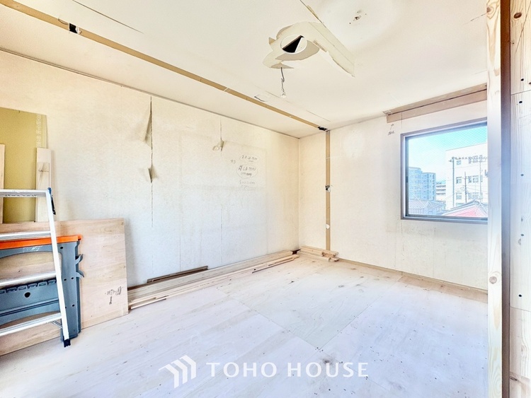 内装 【木漏れ日】の様な採光が優しく足元を照らし、心地いい暮らしの道しるべを写し出す。この空間で過ごす家族との語らいの時間がとても素敵で幸せを感じるかもしれない。