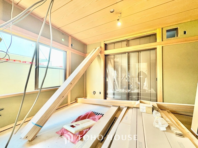 内装 【季節外れのホームホリディ】喧噪から離れ広々したリビングでゆったりと過ごす。そんな寛いだ休日もあっていい。だって『何もしない時を楽しむ』そんな贅沢な時間を愛する家族と堪能できるのだから。