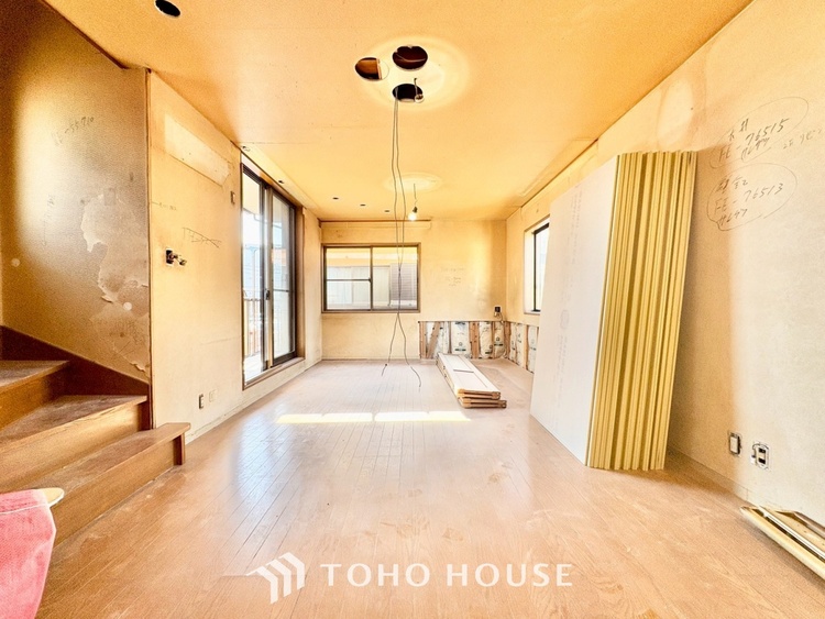 内装 【リビングルーム】天井に埋められた連続する眩い光−ダウンライト。それはまるでフライト航路のアプローチライトのように優美でロマン溢れるポジショニング。