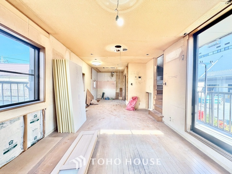 内装 【スペシャルシーン】デイリーシーンからスペシャルシーンまで様々なシーンで使用出来る、フレキシブルで飽きのこないこの空間。僕の頭の中では大好きなソファとダイニングテーブルと家族の笑顔が広がっていた