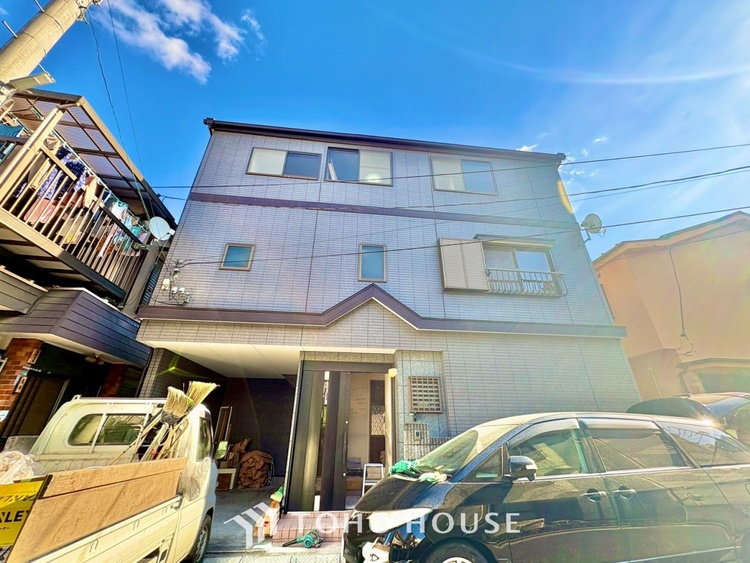 外観 窓を開けベランダに出ると当所なく広がる街と空のスクリーン。風が凪ぎ一時停止する目の前の画面の中、僕は一体何を考えていたのだろう。牧歌な街並みが僕を穏やかにさせてくれる。