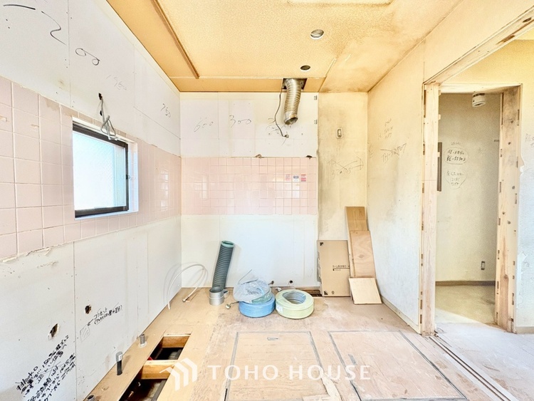 キッチン 【居心地のいい暮らし】には欠かせない眩い採光。ゆったりとした幅の窓からこの空間に降り注ぐ採光が絶えない。明るいリビングこそ居心地のいい暮らしが待っているのだと思う。