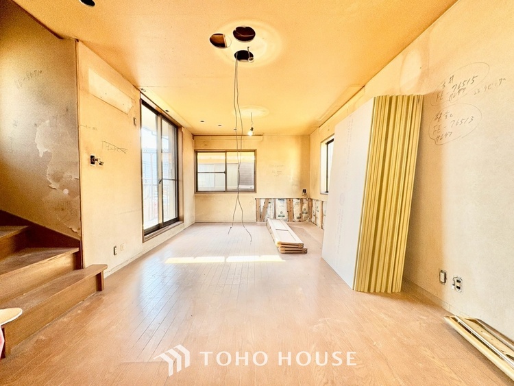 キッチン 【癒しの空間】室内構成に拘り採光とセンスを散りばめた空間。それは『柔らかさ』に似た素敵な居場所。そこに暮らす人のことを考えつくり出したものは『癒し』という心地よい居場所なんだと思う。