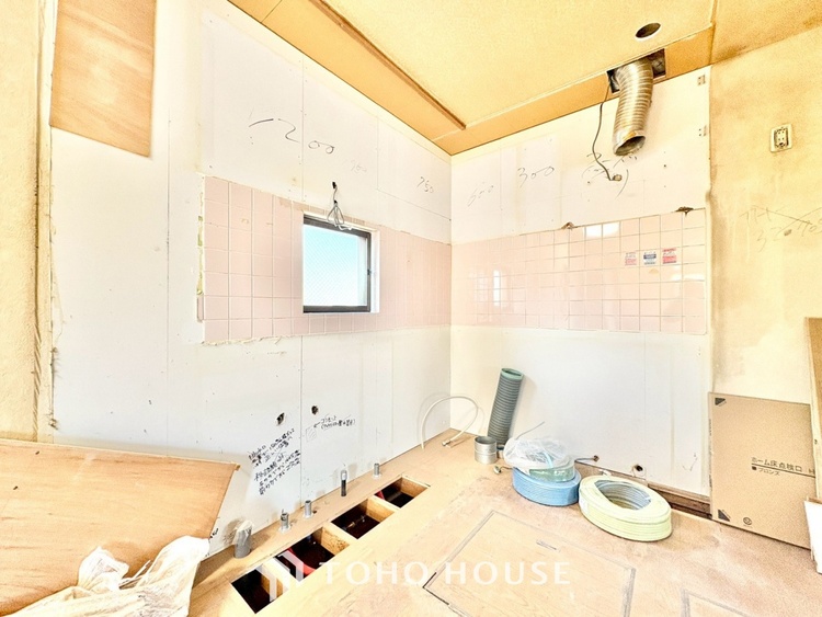 洗面 【Wash basin】十分な大きさの洗面台は収納もさる事ながら、身だしなみチェックや歯磨きなど、朝の慌ただしい時間でもホテルライクなスペースで余裕とゆとりを感じて頂けます。