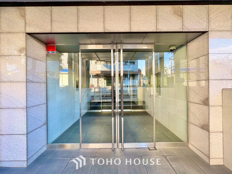 外観 ◆キッチン◆美しく使いやすいキッチンは油汚れが簡単に拭き取れる素材で加工されており、浄水器シャワーから流す水の音を軽減する静かなシンクを採用。見えないところにさり気ない配慮が嬉しいですね