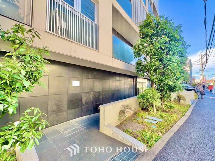 外観 ◆リビング◆たくさんの窓から注ぐ太陽の光。時間の経過とともに光と影のコントラストがこの空間のムードを変え、部屋に変化と温もりをもたらしてくれる。