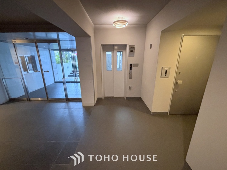 外観 ◆今宵の食卓◆ダウンライトに反射するグラスを眺めながらワインを注ぐ。トクトクと心地いい音をさせながら、フランスの古城を思わせる薫りがたちこめ、とても幸せな時を過ごせる。