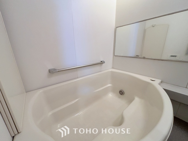 風呂 ◆今宵の食卓◆ダウンライトに反射するグラスを眺めながらワインを注ぐ。トクトクと心地いい音をさせながら、フランスの古城を思わせる薫りがたちこめ、とても幸せな時を過ごせる。