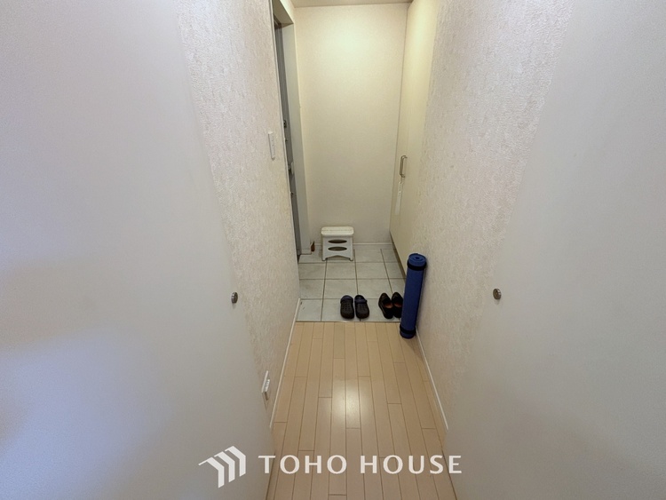 玄関 ◆窓を開けると◆冷涼な風、そよぐリビング。だんらんの場所はここから始まり、ここで終わる。家族の笑顔が集う素敵な場所だから、こだわり抜いた思いが詰まっているのだと思う。