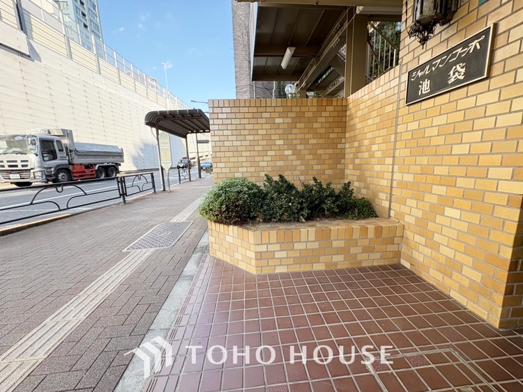 内装 【smart design】太陽の光をスマートにリビングへ。優しくいざなわれた採光が朝は目を覚ませ、昼はくつろぎ、そして夕刻には温もりを与える。他にはないおしゃれなデザインで。