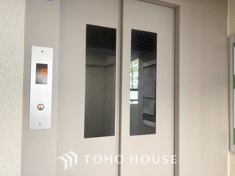 内装 【Bouncy conversation】　パートナーや家族が集う憩いの空間。真新しい木目のフローリングや白亜のクロスを陽の光、ダウンライトが照らし出し、家族・友人・知人の会話に華を咲かせます。