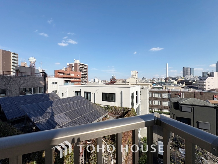 内装 ◆青空テラス◆ベランダから望む紺碧の空からそよ風、そして目に映るのはグリーン広がる風光明媚な世界。それは清々しい自然の薫りを肌で感じる幸せな空間。