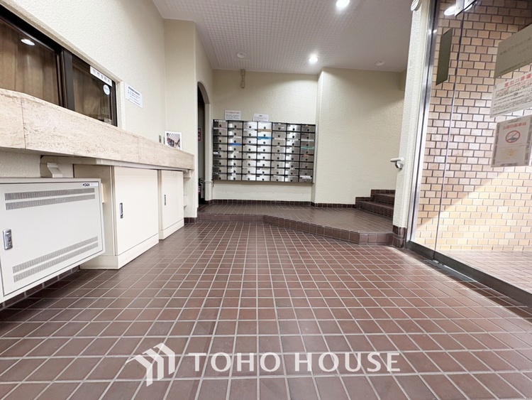 キッチン 【Kitchen】美しく使いやすいキッチンは油汚れが簡単に拭き取れる素材で加工されており、浄水器シャワーから流す水の音を軽減する静かなシンクを採用。見えないところにさり気ない配慮が嬉しい