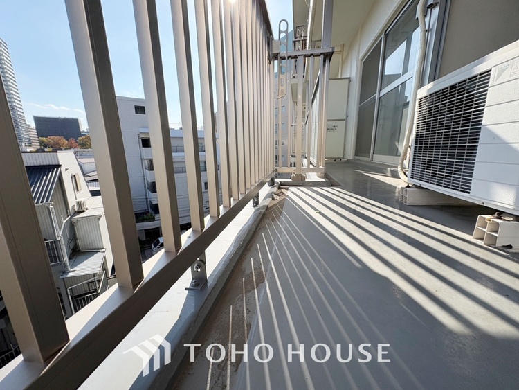 キッチン 【Kitchen】美しく使いやすいキッチンは油汚れが簡単に拭き取れる素材で加工されており、浄水器シャワーから流す水の音を軽減する静かなシンクを採用。見えないところにさり気ない配慮が嬉しい