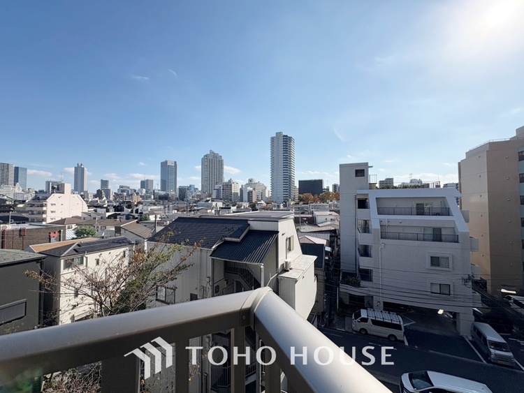 キッチン 【Living room】◆リビング◆家族への思いを抱きながら、平和に過ごす悠久の時。あたかかく感じるのは、日当たりだけではない。広く和やかに暮らせる空間と、家族の存在を噛みしめて。