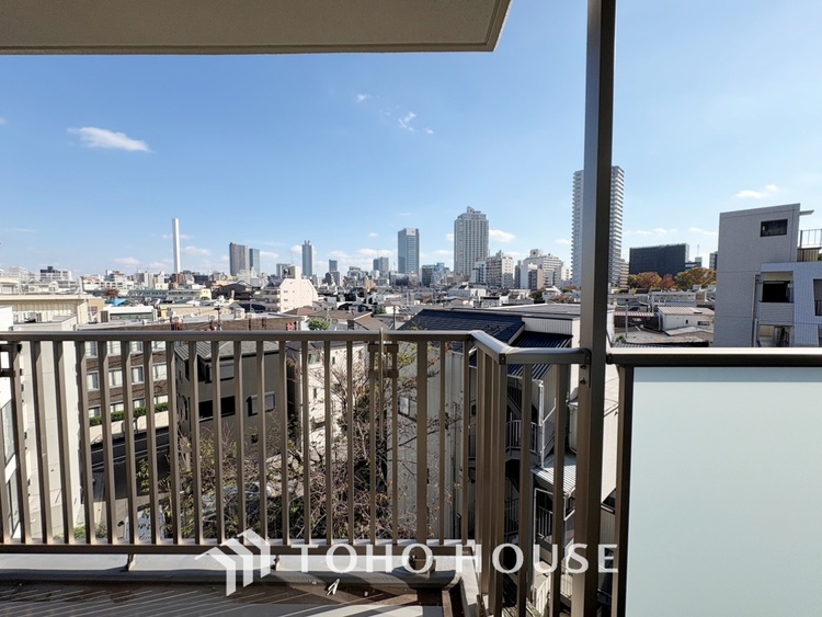 トイレ 【toilet】トイレットペーパーの使用回数を減らせることです。 シャワートイレを使用すれば、洗浄して汚れを落とすことができるため、トイレットペーパーの使用を最小限にとどめることができます。