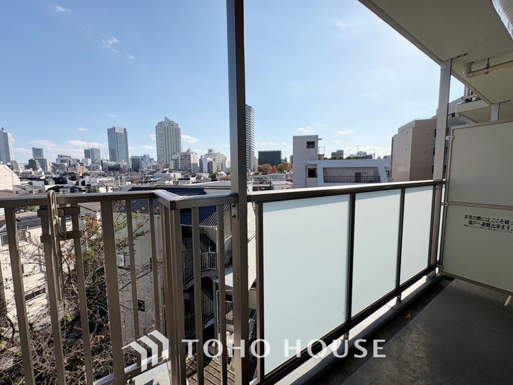 バルコニー 【Blue sky terrace】見上げると、空。時間を忘れ大空を見上げるなんて、いつぶりだろうか。こんなにも広く美しい情景がこの頭上にあったなんて。時間を忘れ、時を知る。