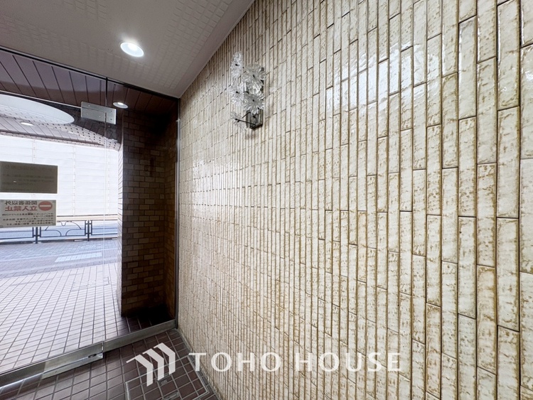 エントランス 【Entrance】仕事は好きだ。でも今日という一日はあまり芳しくない日もある。とぼとぼと家路に付く頃、ふと目を上げると我が家のエントランス。