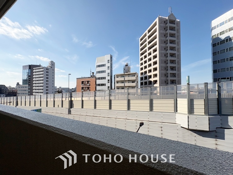 その他 【By the window】◆窓辺◆窓を開けベランダに出ると当所なく広がる街と空のスクリーン。風が凪ぎ一時停止する目の前の画面