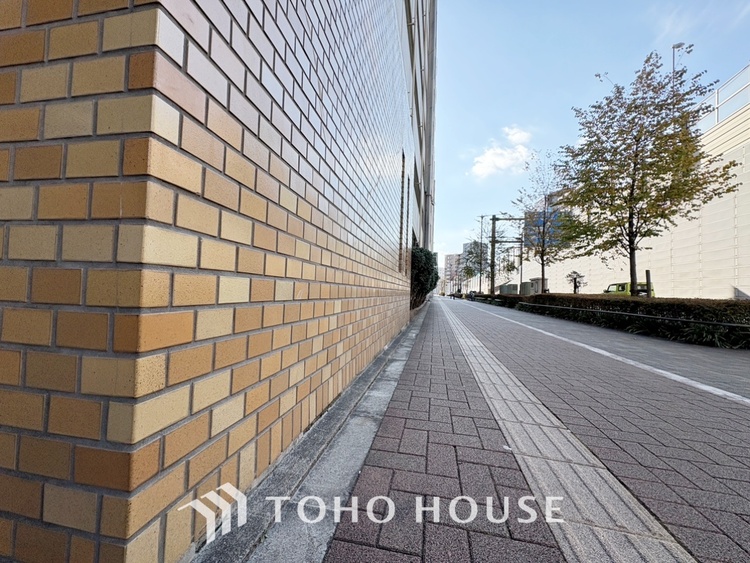 その他 ◆木漏れ日◆の様な採光が優しく足元を照らし、心地いい暮らしの道しるべを写し出す。この空間で過ごす家族との語らいの時間がとても素敵で幸せを感じるかもしれない。【Holiday of a home】