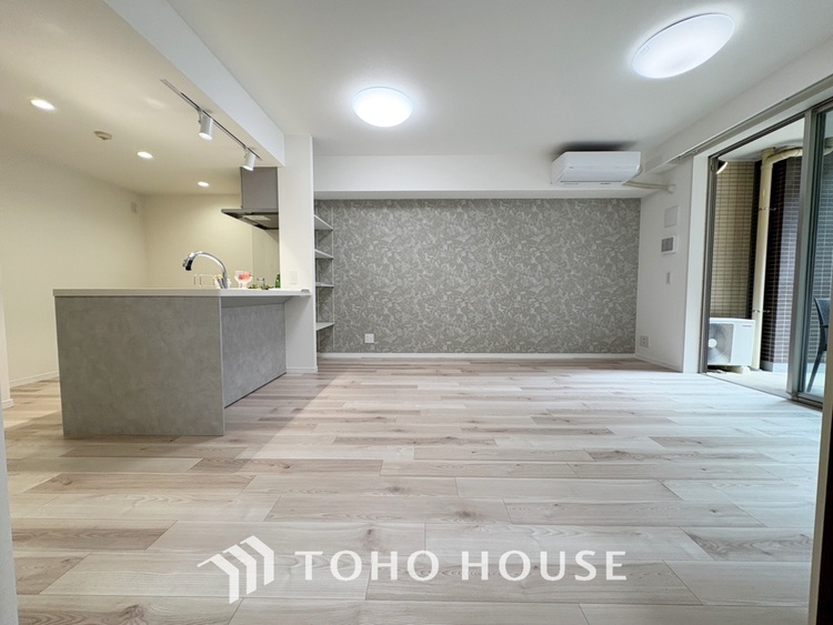 内装 【Kitchen】光り眩い羨望のリビングへ。一歩一歩を踏みしめて家族の集う幸せの場所へ。すべてがクライマックスのマイベストホーム。