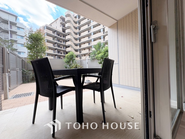 内装 【smart design】太陽の光をスマートにリビングへ。優しくいざなわれた採光が朝は目を覚ませ、昼はくつろぎ、そして夕刻には温もりを与える。他にはないおしゃれなデザインで。