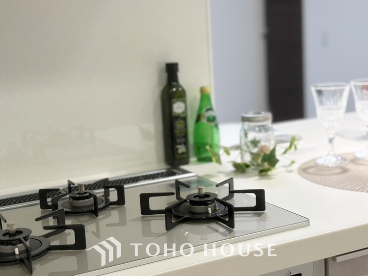 内装 【Ease】家族個々の安らぎの空間。プライベートなBedRoomは暮らす方の感性で造り上げたいもの。誰もが好みで飾れるシンプルな室内に仕上げてあります。