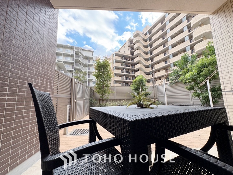 内装 ◆青空テラス◆ベランダから望む紺碧の空からそよ風、そして目に映るのはグリーン広がる風光明媚な世界。それは清々しい自然の薫りを肌で感じる幸せな空間。