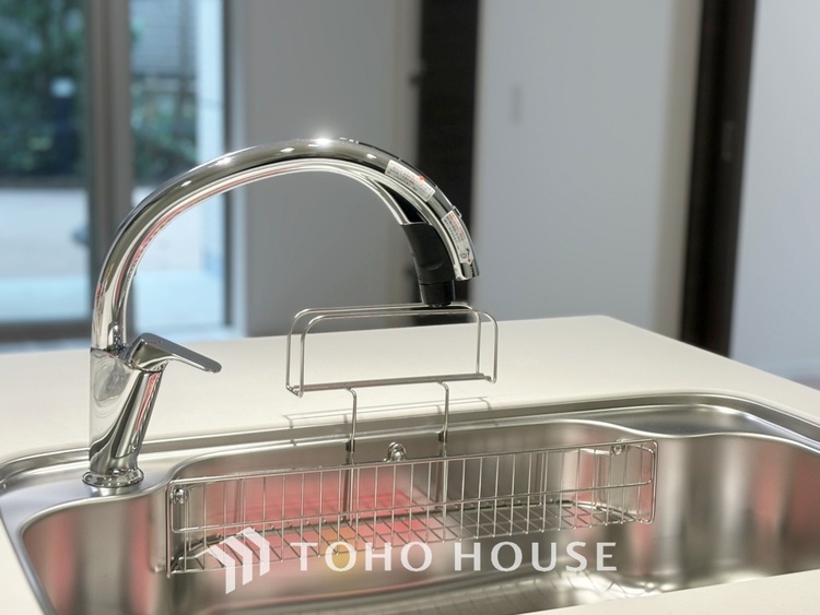 キッチン 【Kitchen】美しく使いやすいキッチンは油汚れが簡単に拭き取れる素材で加工されており、浄水器シャワーから流す水の音を軽減する静かなシンクを採用。見えないところにさり気ない配慮が嬉しい