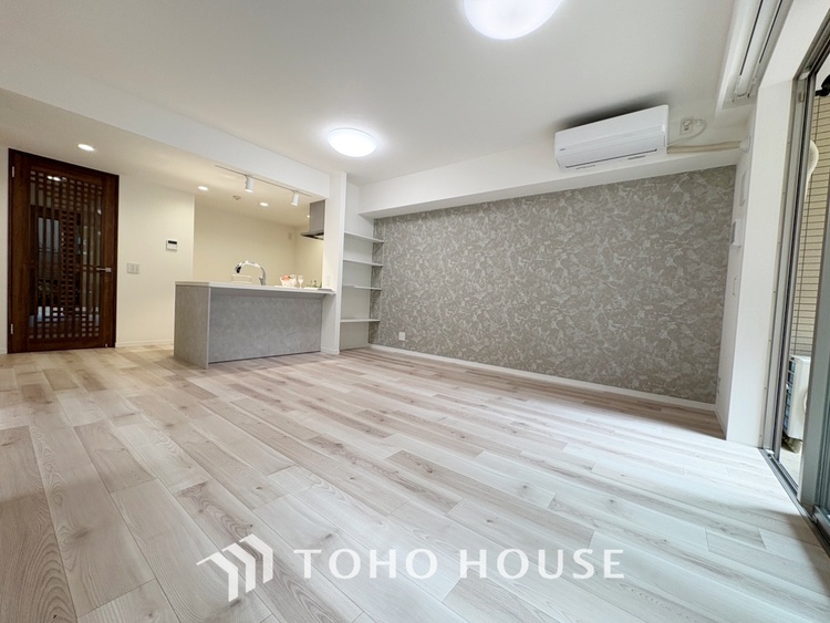 内装 【Ease】家族個々の安らぎの空間。プライベートなBedRoomは暮らす方の感性で造り上げたいもの。誰もが好みで飾れるシンプルな室内に仕上げてあります。