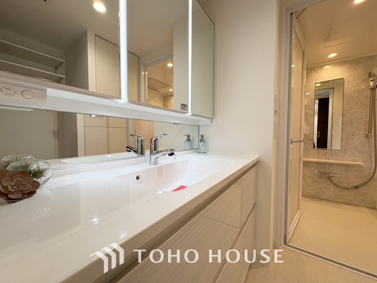 洗面 【Wash basin】十分な大きさの洗面台は収納もさる事ながら、身だしなみチェックや歯磨きなど、朝の慌ただしい時間でもホテルライクなスペースで余裕とゆとりを感じて頂けます。