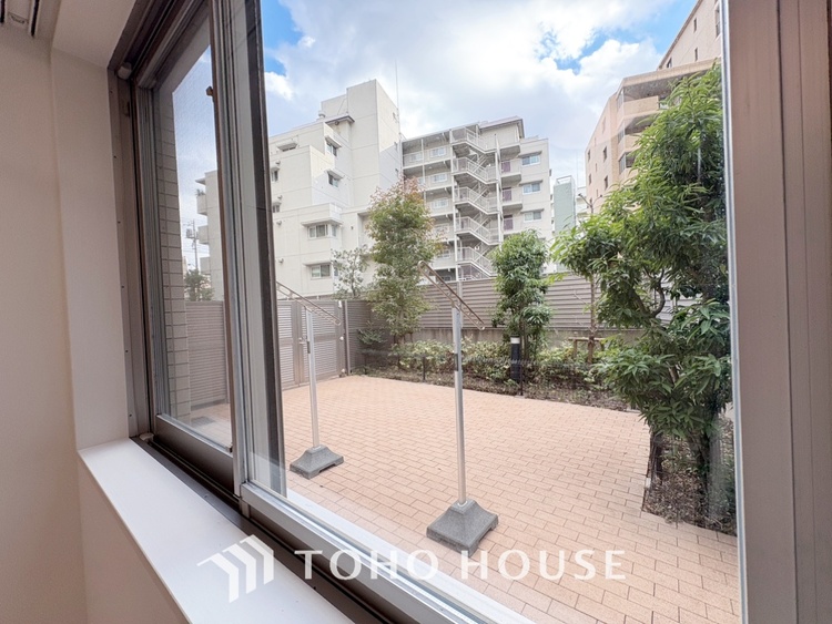 内装 【Private room】家族個々の安らぎの空間。プライベートなBedRoomは暮らす方の感性で造り上げたいもの。誰もが好みで飾れるシンプルな室内に仕上げてあります。