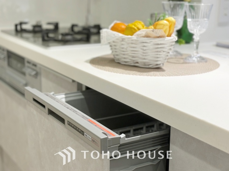 内装 【Bouncy conversation】　パートナーや家族が集う憩いの空間。真新しい木目のフローリングや白亜のクロスを陽の光、ダウンライトが照らし出し、家族・友人・知人の会話に華を咲かせます。