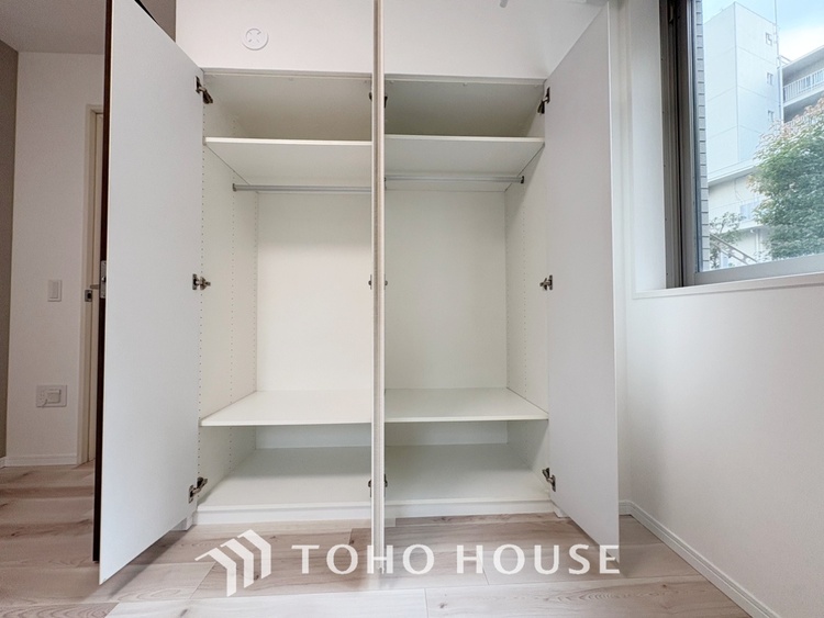 収納 【Shoes in closet】靴を美しく収納できて、マジックのように玄関がすっきりします。ベビーカー、ゴルフ道具、アウトドア用品など、外で使用するアイテムを玄関ドアの近くに収納できます。