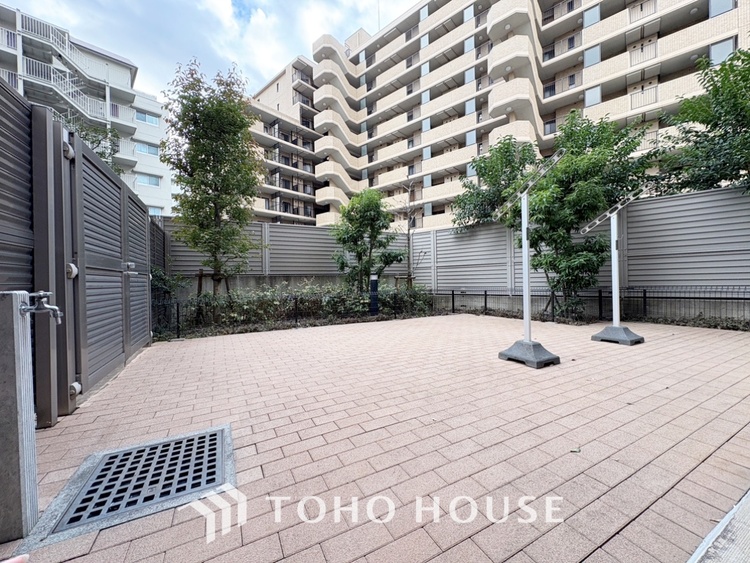 バルコニー 【Blue sky terrace】見上げると、空。時間を忘れ大空を見上げるなんて、いつぶりだろうか。こんなにも広く美しい情景がこの頭上にあったなんて。時間を忘れ、時を知る。