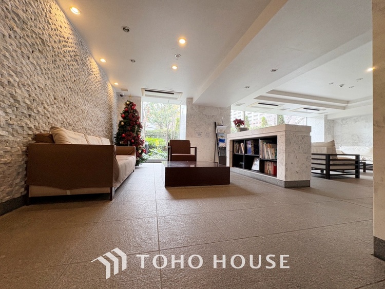 その他 【By the window】◆窓辺◆窓を開けベランダに出ると当所なく広がる街と空のスクリーン。風が凪ぎ一時停止する目の前の画面