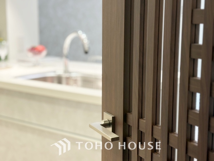 内装 【Cool wind】◆窓を開けると◆冷涼な風、そよぐリビング。だんらんの場所はここから始まり、ここで終わる。家族の笑顔が集う素敵な場所だから、こだわり抜いた思いが詰まっているのだと思う。