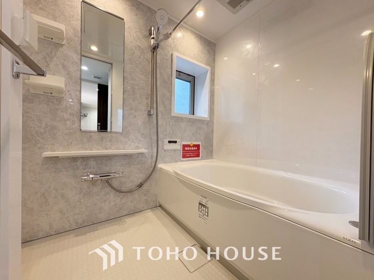 風呂 【Swaying surface】光に照らし出されたバスルーム。膨よかな湿度と静かに揺れる眼前の水面。広い浴槽にゆっくりと身を沈め深く瞑想をすれば、また新たな活力が膨らんできます。