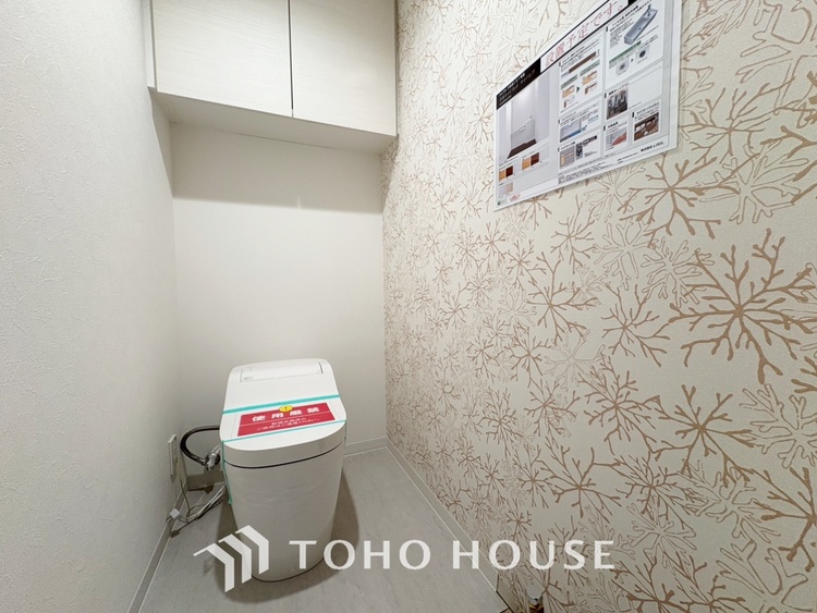 トイレ 【toilet】トイレットペーパーの使用回数を減らせることです。 シャワートイレを使用すれば、洗浄して汚れを落とすことができるため、トイレットペーパーの使用を最小限にとどめることができます。