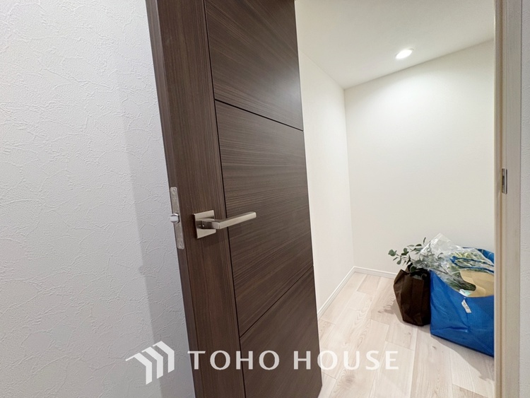 収納 【closet】奥行きのあるクローゼットを採用。衣装ケースや、掃除機といった電化製品まで多くの物を収納できるようなつくりになっております。是非一度、ご自身の目でお確かめ下さい。