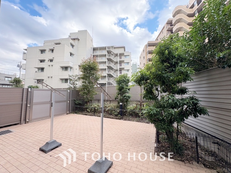 バルコニー ◆青空テラス◆ベランダから望む紺碧の空からそよ風、そして目に映るのはグリーン広がる風光明媚な世界。それは清々しい自然の薫りを肌で感じる幸せな空間。