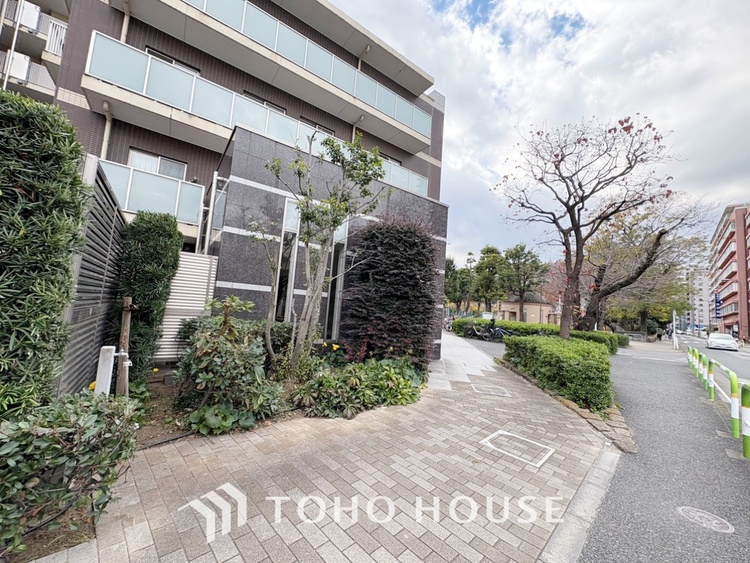 エントランス 【Entrance】仕事は好きだ。でも今日という一日はあまり芳しくない日もある。とぼとぼと家路に付く頃、ふと目を上げると我が家のエントランス。