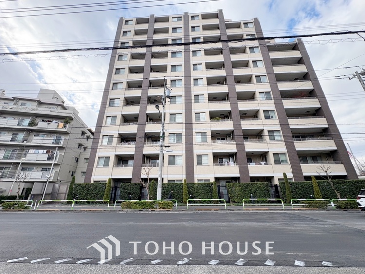 その他 ◆木漏れ日◆の様な採光が優しく足元を照らし、心地いい暮らしの道しるべを写し出す。この空間で過ごす家族との語らいの時間がとても素敵で幸せを感じるかもしれない。【Holiday of a home】