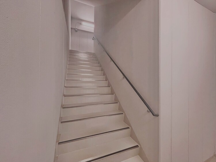その他 共用部の階段です。明るく清潔に管理されています。